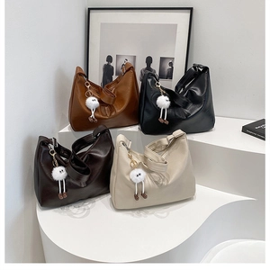 Minimalistische große PU-Leder Shopper-Tasche in vier Farben mit süßem Plüsch-Anhänger