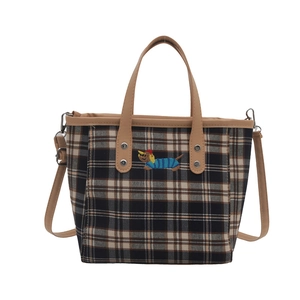 Damen Karo-Beuteltasche mit Hunde-Stickerei und braunen Ledergriffen auf weißem Grund