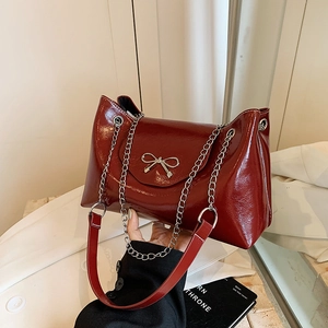 Sac à Épaule en PU Aspect Cuir Verni pour Femmes Avec Nœud en Métal Argenté Bandoulière Chaîne Sac à Main Mode Rétro