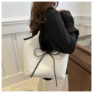 Grand sac fourre-tout à motif chevrons avec nœud noir porté à l'épaule