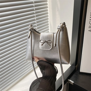 Sac Seau pour Femmes en Cuir PU Minimaliste Décoration Nœud Métallique Sac à Bandoulière Mode Sac à Main Polyvalent Quotidien