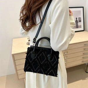 Grande borsa a tracolla in denim nero da donna con trapuntatura bianca e frange