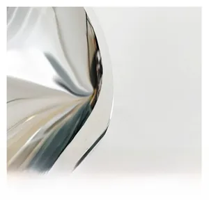 Gros plan d'une surface métallique argentée effet miroir avec reflets profilés élégants