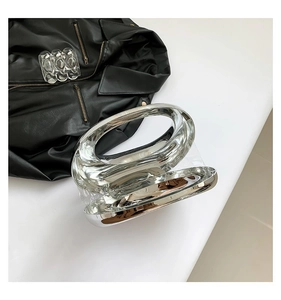 Vue de dessus d'un sac à main futuriste argenté avec coque transparente et design ovale