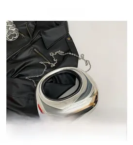 Vue détaillée du sac argenté irrégulier avec fini miroir et fine bandoulière