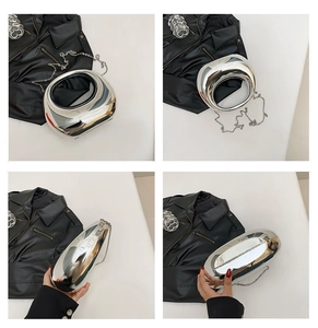 Vues détaillées d'une pochette rigide argentée effet miroir avec bandoulière chaîne