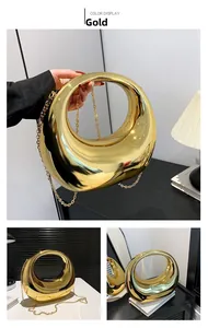 Détail d'un sac de soirée doré avec poignée circulaire et bandoulière en chaîne