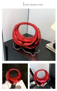 Détail du sac à main rouge effet miroir montrant le reflet brillant et la chaîne argentée