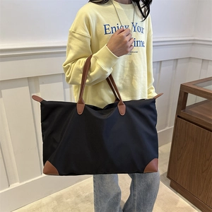 Grande borsa da viaggio nera con manici in pelle marrone per fitness e pendolari