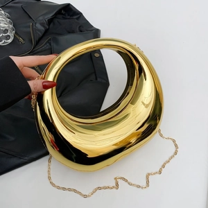Sac à main rond doré futuriste avec finition miroir et fine bandoulière chaîne dorée