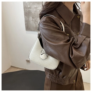 Borsa a spalla bianca stampa coccodrillo con fibbia a fiocco argento su modella