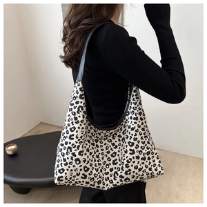 Détail d'un grand sac cabas à imprimé léopard avec fines bandoulières noires pour l'automne
