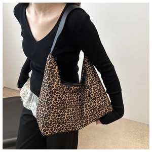 Détail du sac cabas léopard avec bandoulière en cuir noir et grand compartiment