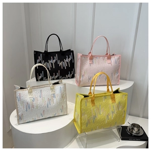 Grands sacs cabas texturés avec broderies colorées et motifs en relief en plusieurs coloris