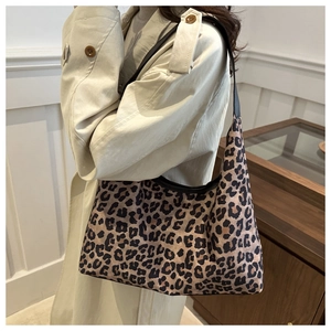 Photo lifestyle d'un sac à bandoulière léopard tendance en forme de lune élégante