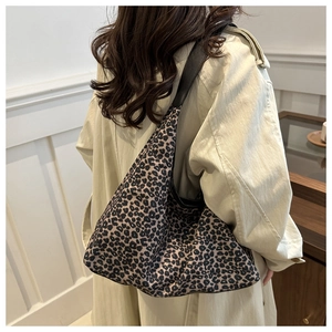 Détail du grand sac cabas à imprimé léopard avec une large bandoulière noire