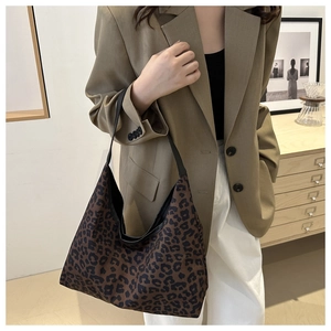 Gros plan d'un grand sac fourre-tout à imprimé léopard avec des anses noires en toile