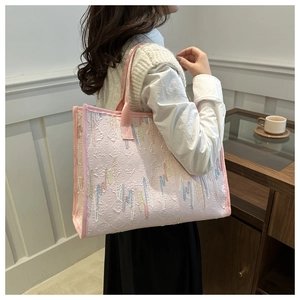 Détail du sac cabas rose tendre avec broderie abstraite colorée et deux anses souples