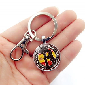 Portachiavi souvenir di Madrid con ciondolo in vetro, bandiera spagnola e stemma cittadino