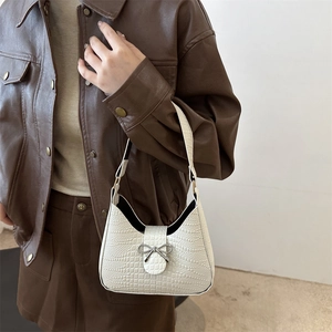 Borsa hobo minimalista bianco crema con stampa coccodrillo e fibbia a fiocco argento