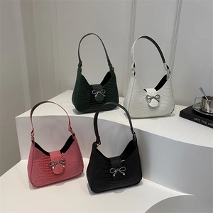 Sacs hobo minimalistes en similicuir crocodile en quatre couleurs avec nœud métallique