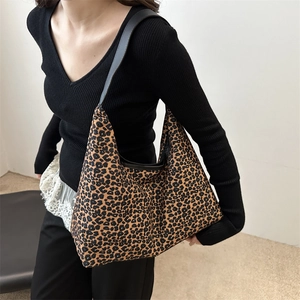Sac hobo chic à imprimé léopard avec bandoulière en cuir noir et grande capacité