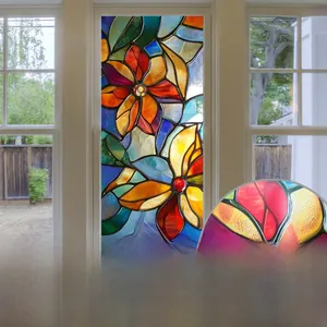 Détail du film de fenêtre floral coloré montrant des motifs éclatants et l'adhérence statique