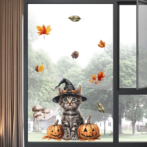 Halloween-Fensterbilder mit Katze im Hexenhut und Kürbissen auf Glasoberfläche