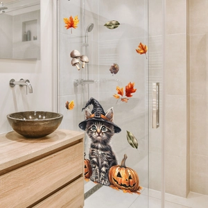Halloween Fensterbild mit Katze im Zauberhut und Kürbis auf Glastür im Badezimmer