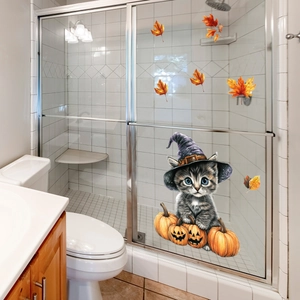 Halloween Fensteraufkleber Detail zeigt Katze mit Hexenhut mit Kürbissen und Blättern