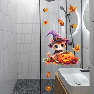 Detail von Halloween-Fensterbildern mit süßer Katze im Hexenhut und Kürbis auf Glas