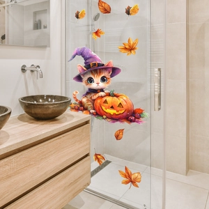 Detailansicht von Halloween-Fensteraufklebern mit Katze im Hexenhut und Kürbissen