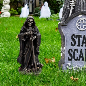 Halloween Sensemann Skelett mit zerfetzter Robe und Sense Gartenstecker Deko