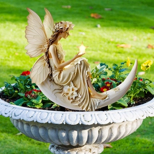Tuinbeeld van een fee op de maan met lichtgevende ster in een decoratieve bloempot