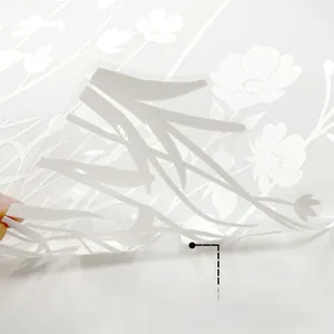 Detailansicht der weißen Blumen-Fensterfolie mit doppelseitigem Muster und statischer Haftung