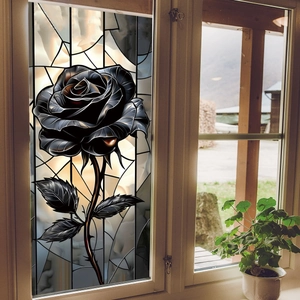 Makroaufnahme von Fensteraufkleber mit schwarzer Rose im dekorativen Buntglas-Stil