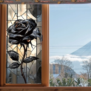 Detail der statischen Fensterfolie mit schwarzer Rose im Buntglas-Stil am Fenster