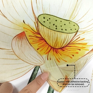 Detail eines handgemalten Lotus-Wandaufklebers, der von der Trägerfolie abgezogen wird