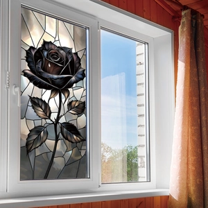Fensterfolie im Bleiglas-Stil mit realistischer schwarzer Rose und grauen Blättern