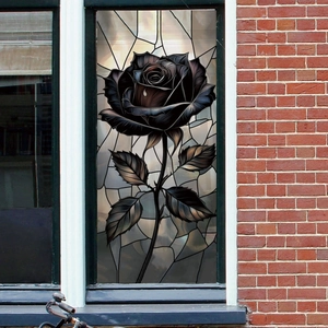Detail der Fensterfolie im gotischen Buntglas-Stil mit einem großen schwarzen Rosendesign