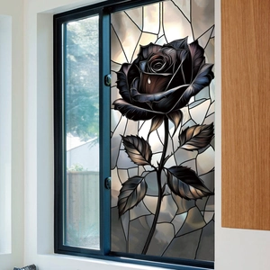 Detail eines realistischen schwarzen Rosen-Fensteraufklebers mit geometrischem Glasdekor