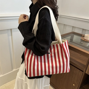 Grand sac cabas en toile à rayures rouges et blanches avec logo en métal pour le shopping