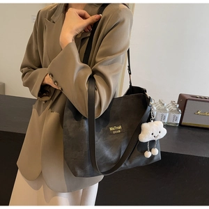 Grand sac fourre-tout noir en toile avec pendentif nuage blanc en peluche doux