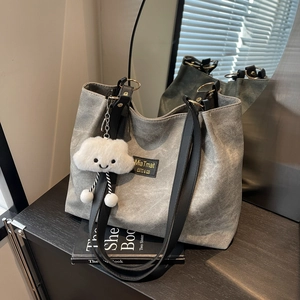 Sac Fourre-Tout Minimaliste en Cuir PU pour Femmes Grande Capacité Sac à Bandoulière Avec Pendentif Nuage Mode Coréenne