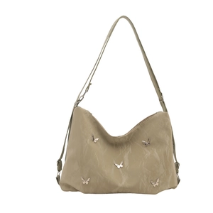 Sac bandoulière chic à rivets papillon, texture plissée en kaki et détails argentés