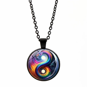 Yin Yang Draak hanger ketting met regenboogkleuren aan een zwarte ketting