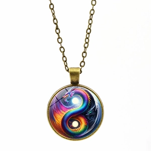 Vintage bronzen draak hanger ketting met Yin Yang kunstwerk onder een glazen koepel