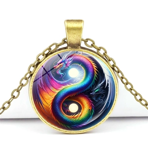 Macro-opname van de ronde draak yin yang hanger ketting met antiek bronzen afwerking