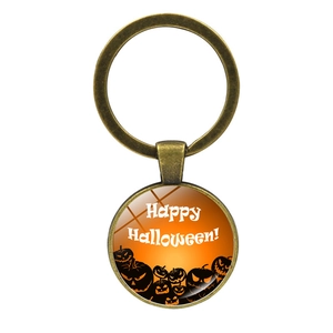 Detailansicht eines Bronze-Halloween-Schlüsselanhängers mit Kürbis-Glasanhänger