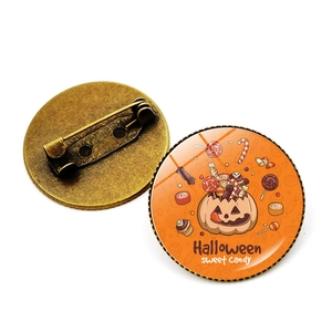 Vorder- und Rückseite der Halloween-Kürbis-Anstecknadeln mit süßem Süßigkeiten-Design